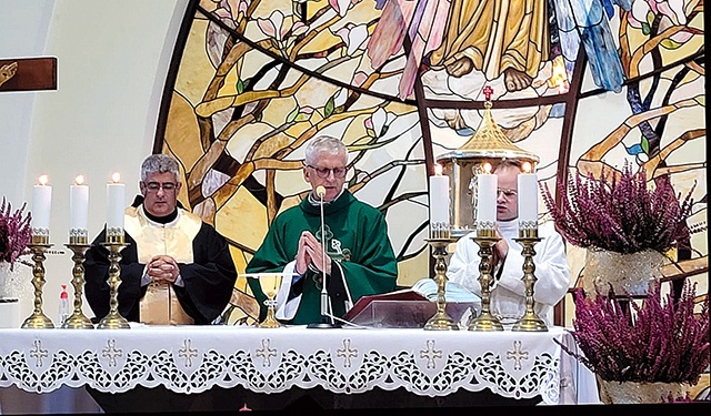 ▲	Ojciec Antonio El Feghali (z lewej) i ks. Marek Dutkowski w czasie wspólnej modlitwy.
