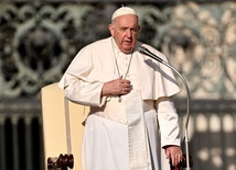 Papież: Noszę w sobie ból mieszkańców miejsc na Ukrainie nękanych bombardowaniami