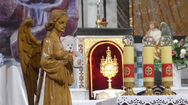 Przed Mszą św. obecni w czechowickim kościele odmówili Różaniec w intencji rodziców po stracie dzieci.