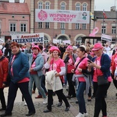 Wydarzenie rozpoczęło się onkospacerem. Przed ratuszem w Skierniewicach zgromadziło się kilkaset kobiet z całej Polski.