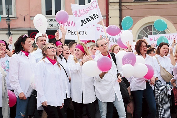 ▲	Białe koszule i różowe elementy zdominowały Skierniewice w słusznej sprawie – profilaktyki onkologicznej i dostrzegania choroby w społeczeństwie.