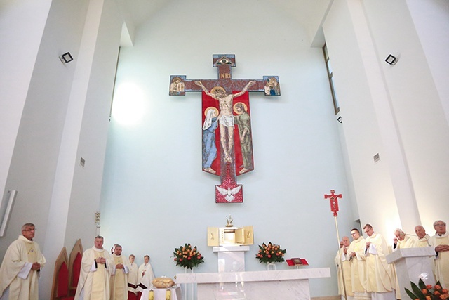 W prezbiterium dominuje inspirowany franciszkańskim wzorcem krzyż.