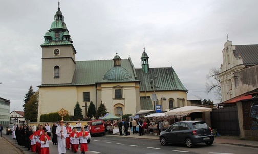 Procesja z relikwiami św. Jana Kantego na kęcki Rynek.