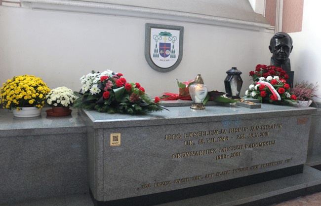 Na sarkofagu biskupa Jana uczestnicy złożyli kwiaty.