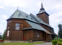 Zabytkowy, drewniany kościół w Lewiczynie powstał na początku XVII w. A w nim w cudownym wizerunku cześć odbiera Matka Boża Pocieszycielka Strapionych, Pani Ziemi Grójeckiej.