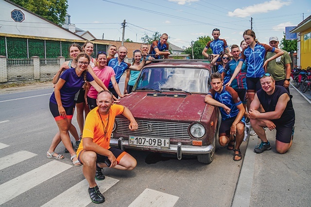 O. Tomasz Maniura od 15 lat organizuje wyprawy rowerowe NINIWA Team. Dotychczasowe trasy wiodły już przez 56 państw na trzech kontynentach