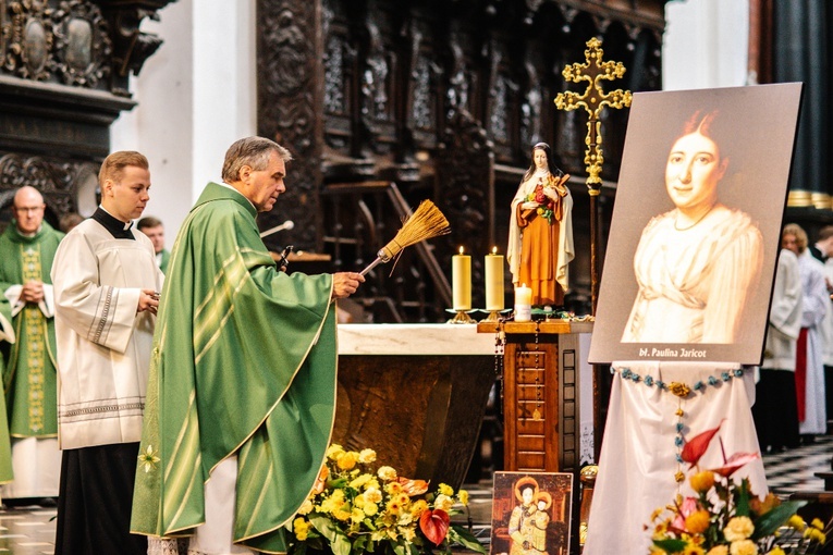 Ks. Marek Czajkowski poświęcił różańce i krzyże misyjne, które zostały rozdane wiernym.