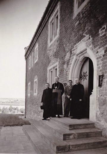 Przed wejściem do nowej siedziby muzeum: bp Jan Kanty Lorek, ks. Andrzej Wyrzykowski, ks. Edward Górski oraz Karol Estreicher.