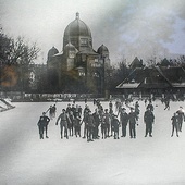 Ślizgawka na Stawku Zamkowym (w tle synagoga spalona w czasie „Nocy kryształowej”). 