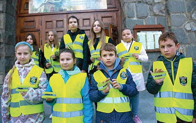 ▲	Uczniowie szkoły w Rdziostowie przed kościołem w Marcinkowicach.