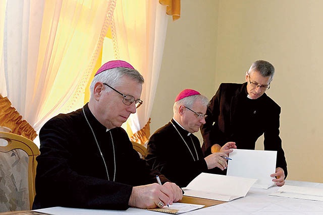 Podpisanie dokumentów w świdnickiej kurii biskupiej.