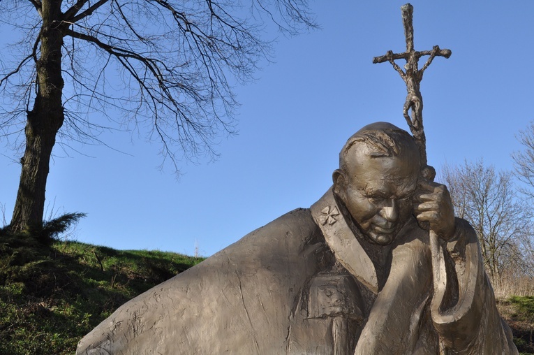 Pomnik św. Jana Pawła II - papieża nadziei na Farskiej Górze w Ciechanowie.