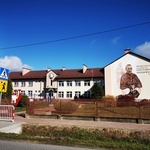 Mural z kard. Wyszyńskim