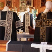 Chorzów. Dawne szaty liturgiczne na nowej ekspozycji w skansenie