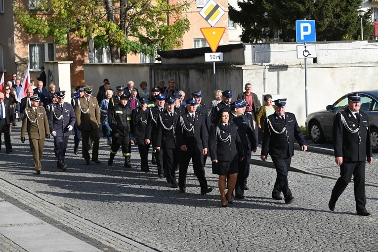 Strzegom. Odsłonięcie pomnika ofiar katastrofy smoleńskiej