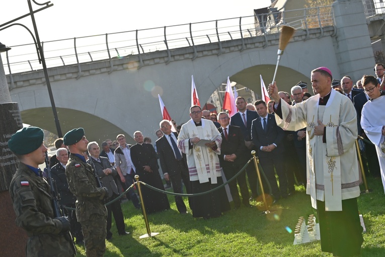 Strzegom. Odsłonięcie pomnika ofiar katastrofy smoleńskiej