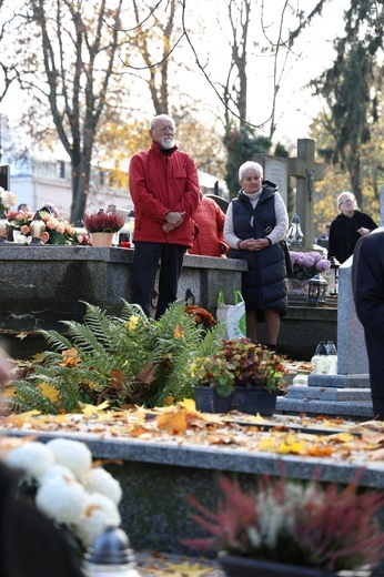 Modlitwa na cmentarzu katedralnym w Sandomierzu