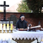 Modlitwa na cmentarzu katedralnym w Sandomierzu