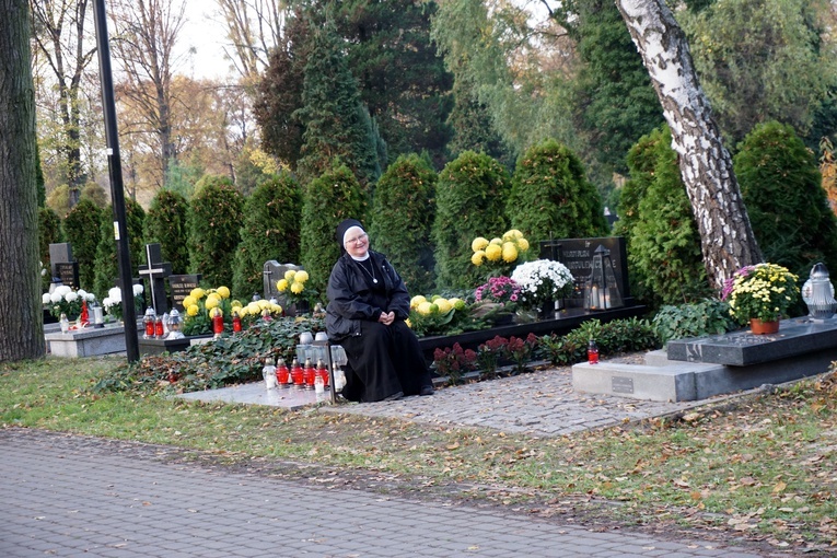 Nabożeństwo na cmentarzu Centralnym