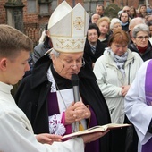 Bp Janocha: Wszyscy jesteśmy ulepieni z kruchej gliny