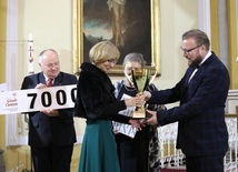 Główne trofeum wręcza wiceprezydent Bielska-Białej Adam Ruśniak.
