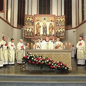 ▲	Wraz z biskupem liturgię celebrowali kapłani z dekanatu i WSD.