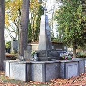 Grobowiec na cmentarzu katolickim, w którym spoczywa ks. Lech – więzień Dachau i wieloletni dyrektor płockiego Muzeum Diecezjalnego.