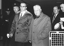 Ojciec Walter Ciszek wrócił  do USA po wymianie  na dwóch sowieckich szpiegów.