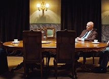 Prymas (Sławomir Grzymkowski)  prowadzi negocjacje z premierem Józefem Cyrankiewiczem  (Marcin Troński) i I sekretarzem PZPR Władysławem Gomułką (Adam Ferency).
