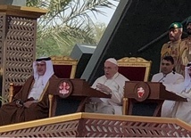 Papież w Bahrajnie: Jesteśmy świadkami infantylnego scenariusza na świecie, w którym igra się z ogniem i bronią