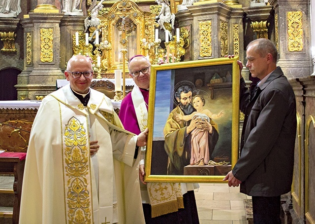 	Rozpoczęto peregrynację kopii obrazu św. Józefa. Od lewej:         bp Waldemar Musioł, bp Andrzej Czaja, Roman Kus.