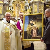 	Rozpoczęto peregrynację kopii obrazu św. Józefa. Od lewej:         bp Waldemar Musioł, bp Andrzej Czaja, Roman Kus.