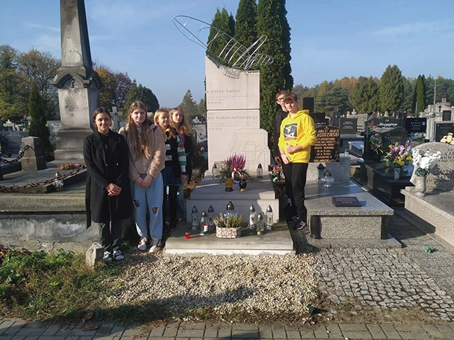 ▲	Historię lokalnych postaci poznawali na cmentarzu uczniowie LO w Puszczy Mariańskiej.