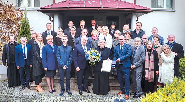 ▲	W uroczystości uczestniczyli wierni i przyjaciele kapłana. Rzeczycki proboszcz w niedzielę  30 października otrzymał Medal 75-lecia Misji Jana Karskiego.