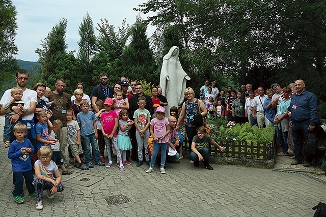 ▲	Uczestnicy rekolekcji oazowych w centrum w Krościenku.