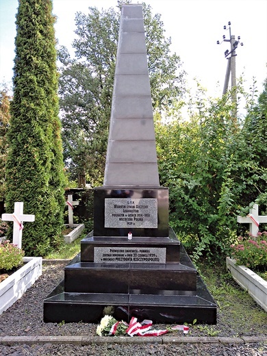 	Monument  na cmentarzyku  przy kościele parafialnym pw. Zesłania  Ducha Świętego  w Maniewiczach.