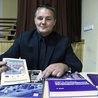 Krzysztof Bogusz prezentuje broszurę o Bezardach.