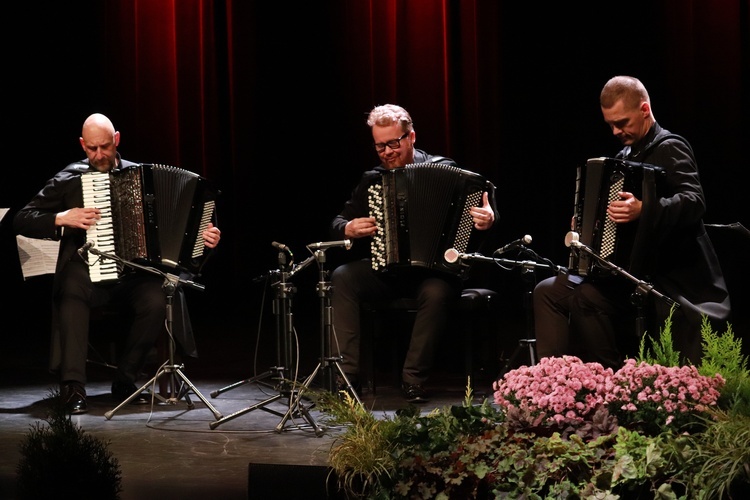 Motion Trio - trzech akordeonistów oczarowało publiczność brzmieniem instrumentów, zaangażowaniem w grę i nawiązaną ze sceny relacją.