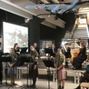 Wspólne śpiewanie patriotycznych pieśni w Muzeum COP.