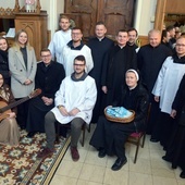 Schola, ministranci, siostra zakrystianka i duszpasterze z gośćmi z radomskiego domu studiów i formacji do kapłaństwa. 