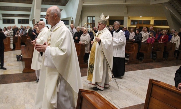 Bp Piotr Greger świętował razem z aleksandrowickimi parafianami i ich duszpastrzami jubileusz 40-lecia tutejszego kościoła.