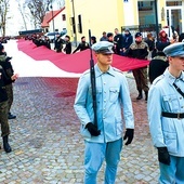 	50-metrową flagę nieśli uczniowie klas mundurowych.