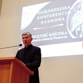 ▲	Organizatorem wydarzenia były Wydział Teologiczny Uniwersytetu Szczecińskiego i Wyższe Seminarium Duchowne w Koszalinie. 