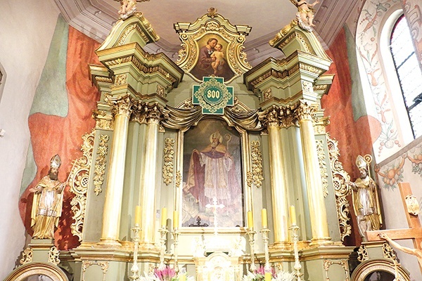 ▲	Wzorem dla parafian jest ich patron, którego wizerunek znajduje się w ołtarzu głównym kościoła.