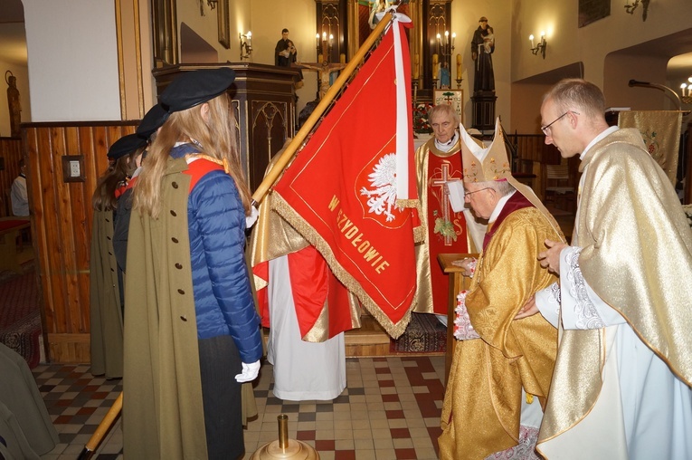 Liturgii w kościele parafialnym przewodniczył biskup Roman Marcinkowski.