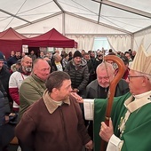 	Abp Wiktor Skworc po Mszy św. rozmawiał z zebranymi.