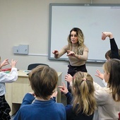 Anna Mucha, dyrektor Niepublicznej Szkoły Podstawowej  „Pod Skrzydłami” imienia Michała Archanioła, podczas zajęć z języka angielskiego.
