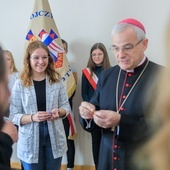 Młodzi otrzymali od bp. Marka Mendyka legitymacje oraz przypinki potwierdzające ich przynależność do KSM.