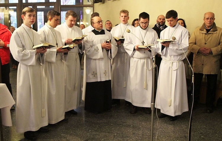 Schola gregoriańska lektorów z parafii św. Józefa na Złotych Łanach z ks. Krzysztofem Kurnikiem na uroczystości ustanowienia nowych lektorów.