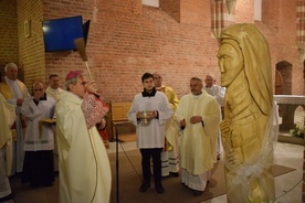 Bp Krzysztof Nitkiewicz dokonał poświęcenia figury bł. Salomei, którą wykonał rzeźbiarz Zenon Bednarski. 